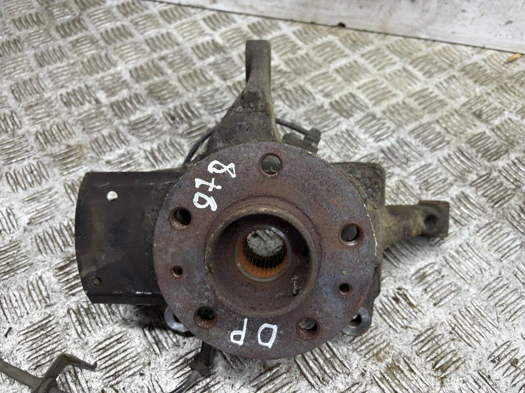 Front wheel hub – right