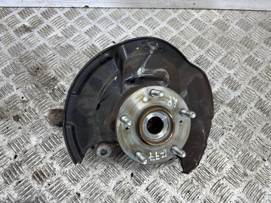 Front wheel hub – left