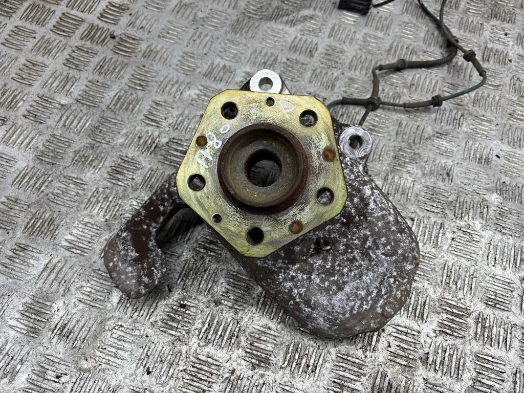 Front wheel hub – left