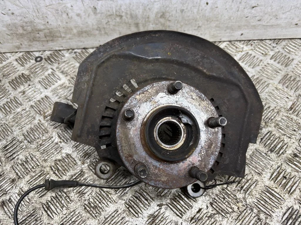Front wheel hub – left