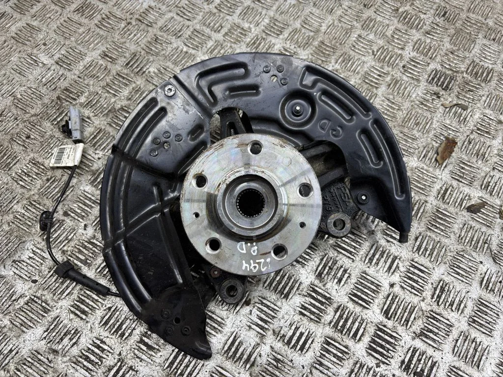 Front wheel hub – right