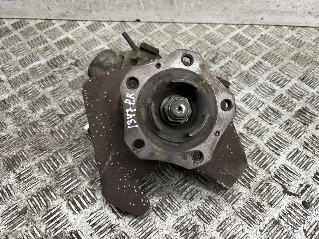 Front wheel hub – left