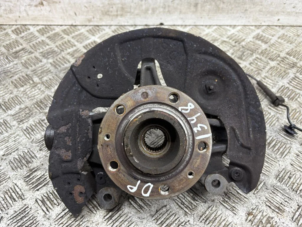 Front wheel hub – right