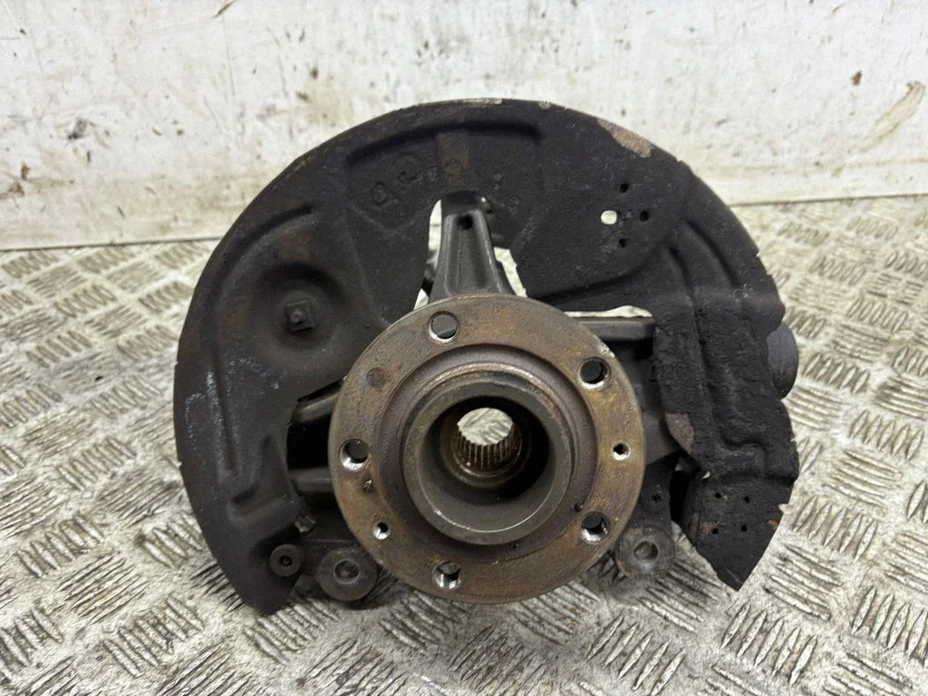 Front wheel hub – left