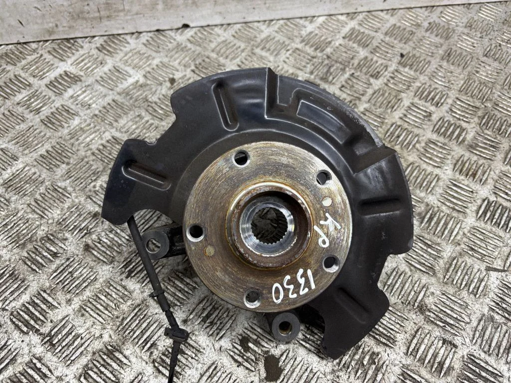 Front wheel hub – left