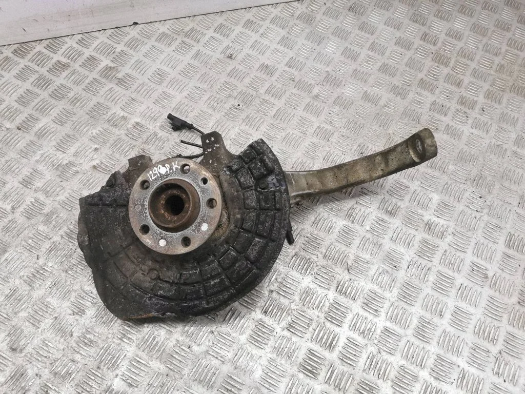 Front wheel hub – left