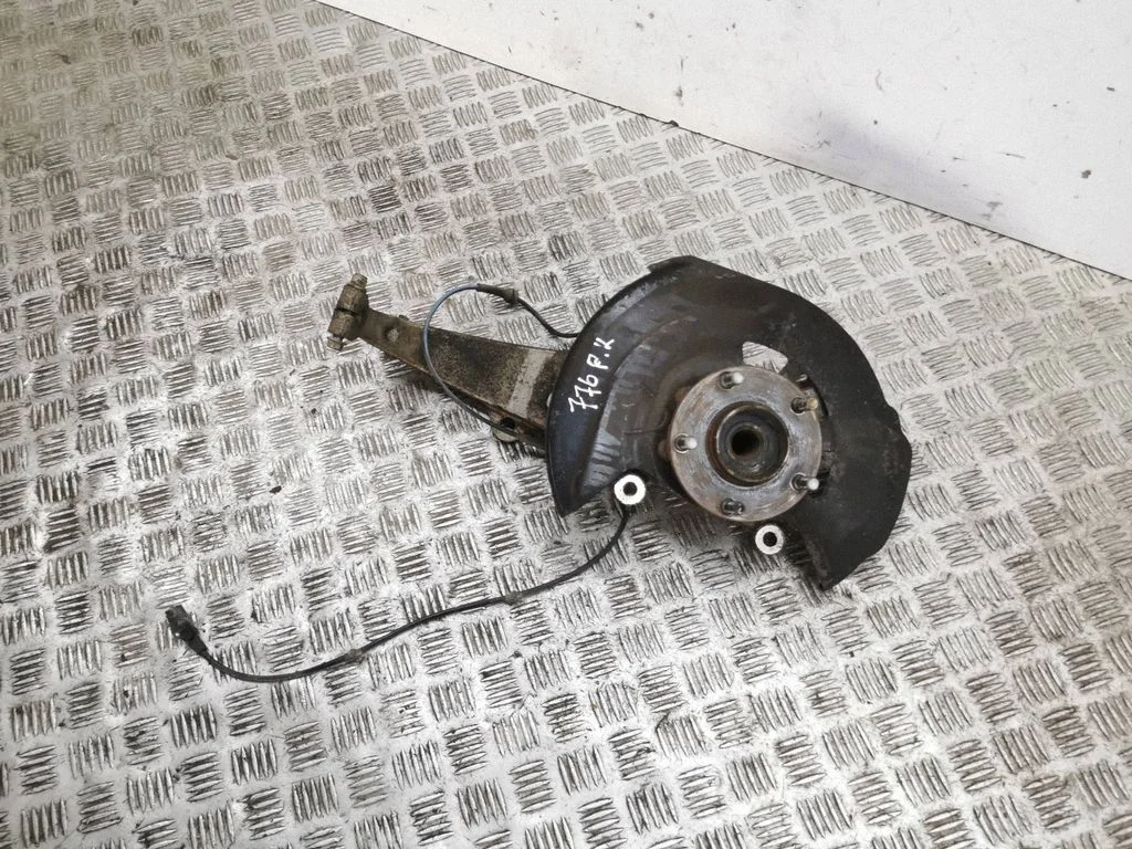 Front wheel hub – left