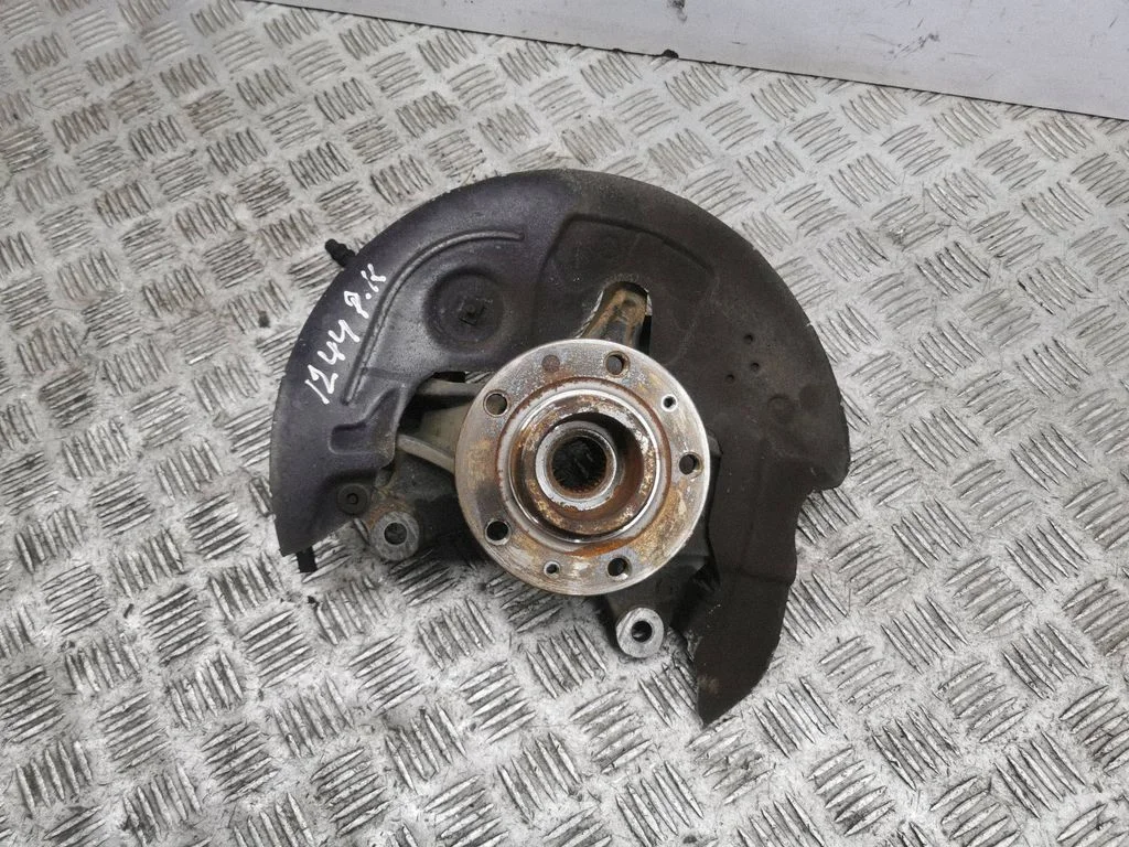 Front wheel hub – left