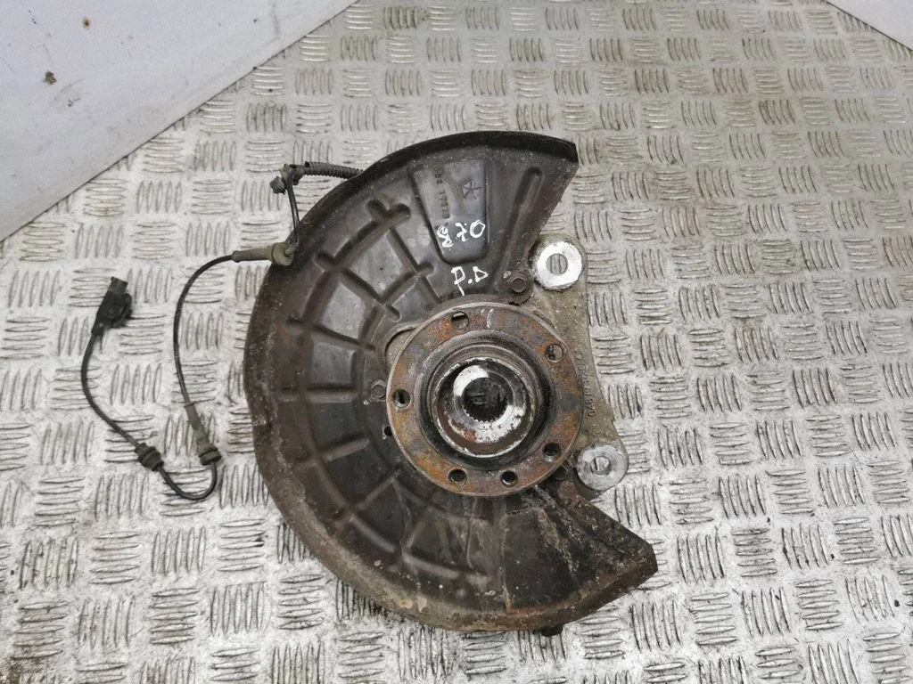 Front wheel hub – right
