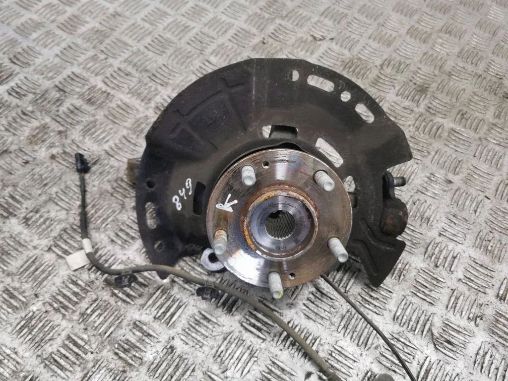 Front wheel hub – left