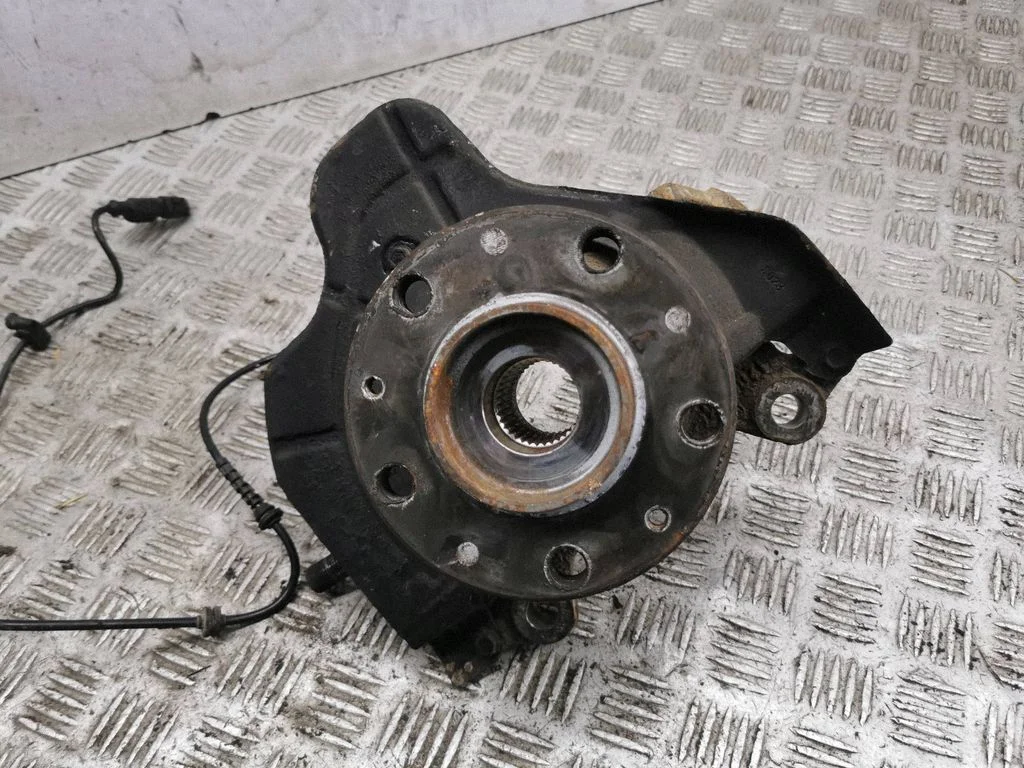 Front wheel hub – right
