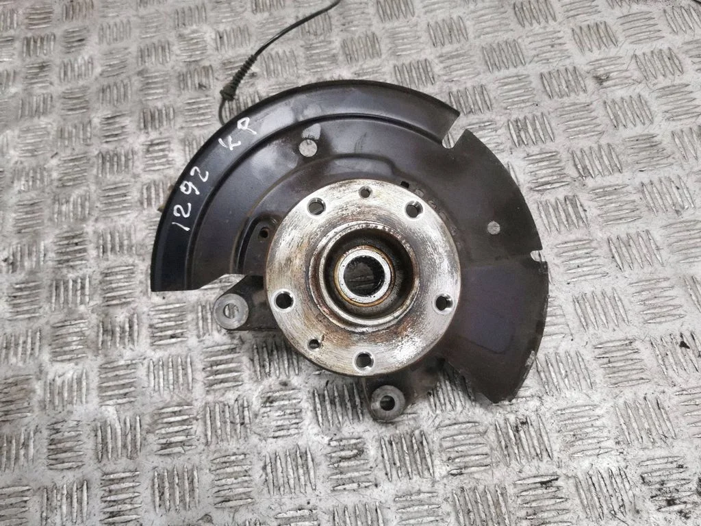 Front wheel hub – left