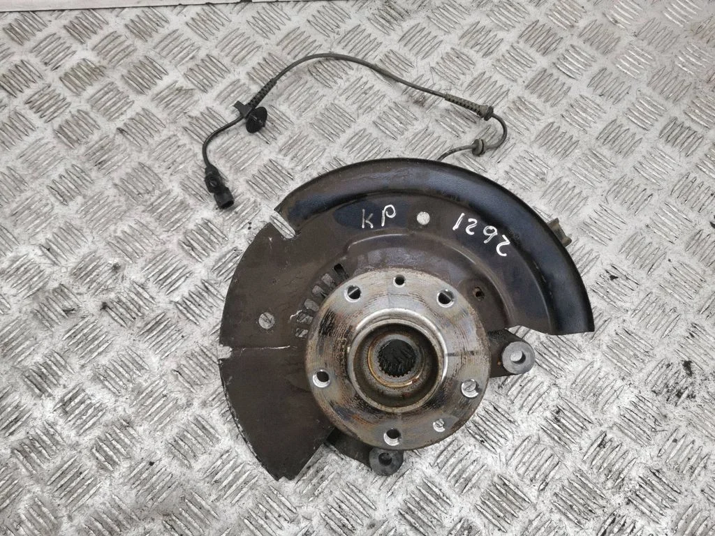 Front wheel hub – left