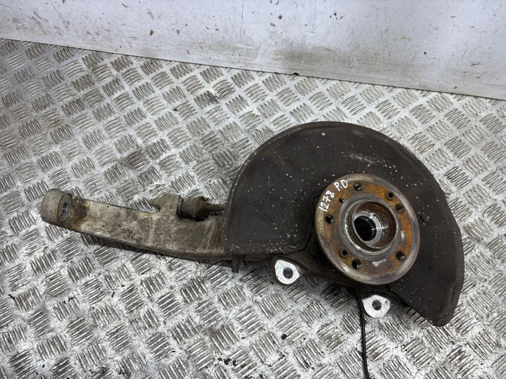 Front wheel hub – right
