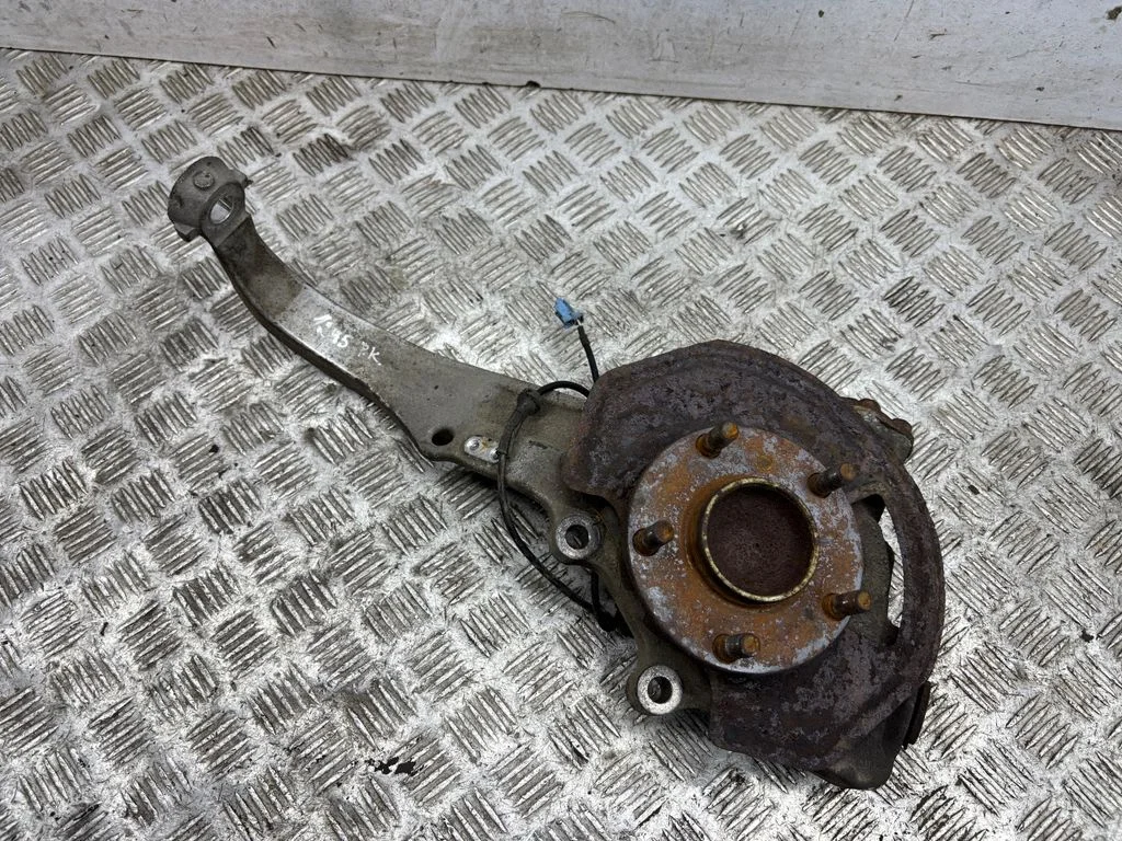 Front wheel hub – left