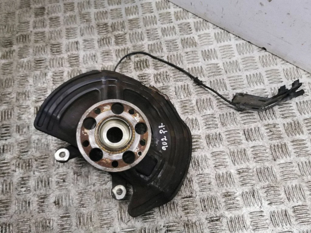 Front wheel hub – left
