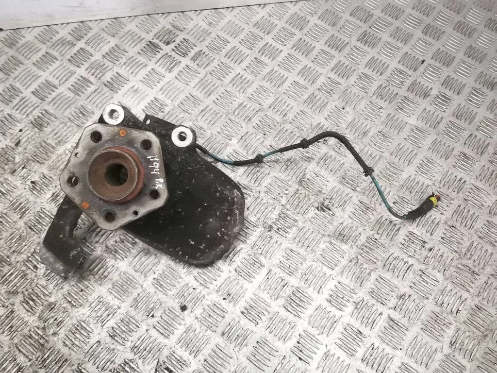 Front wheel hub – right