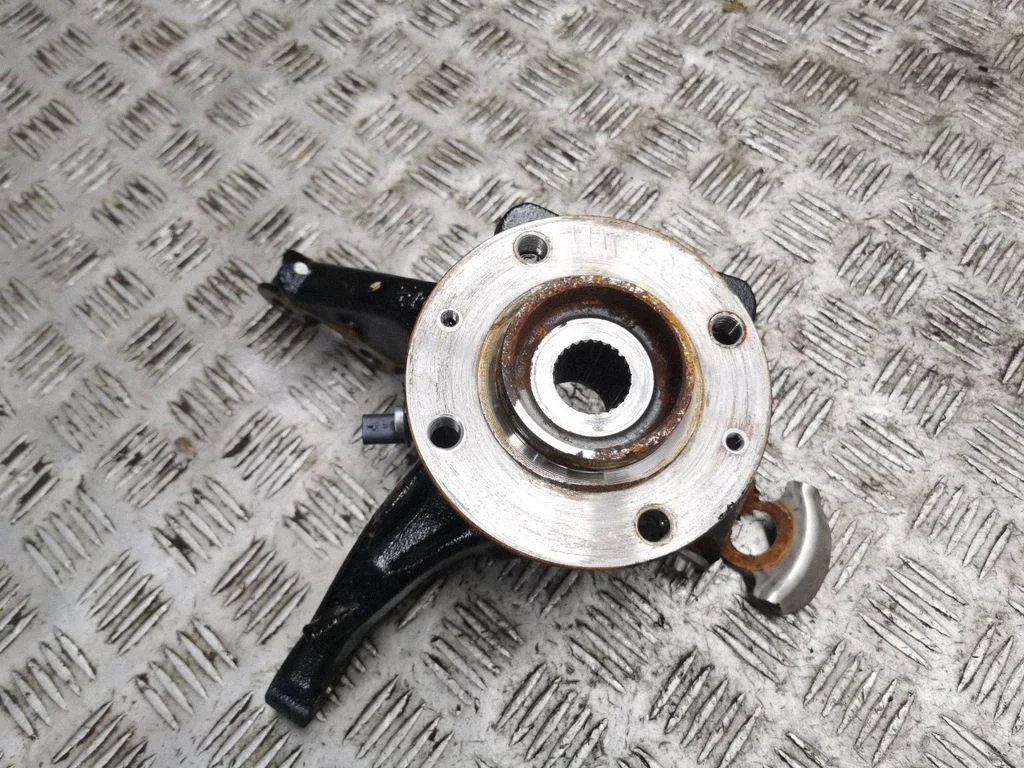 Front wheel hub – right