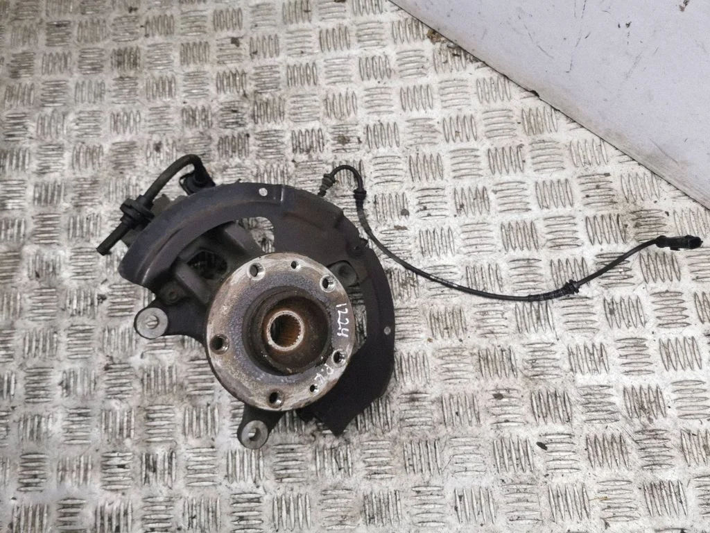 Front wheel hub – left