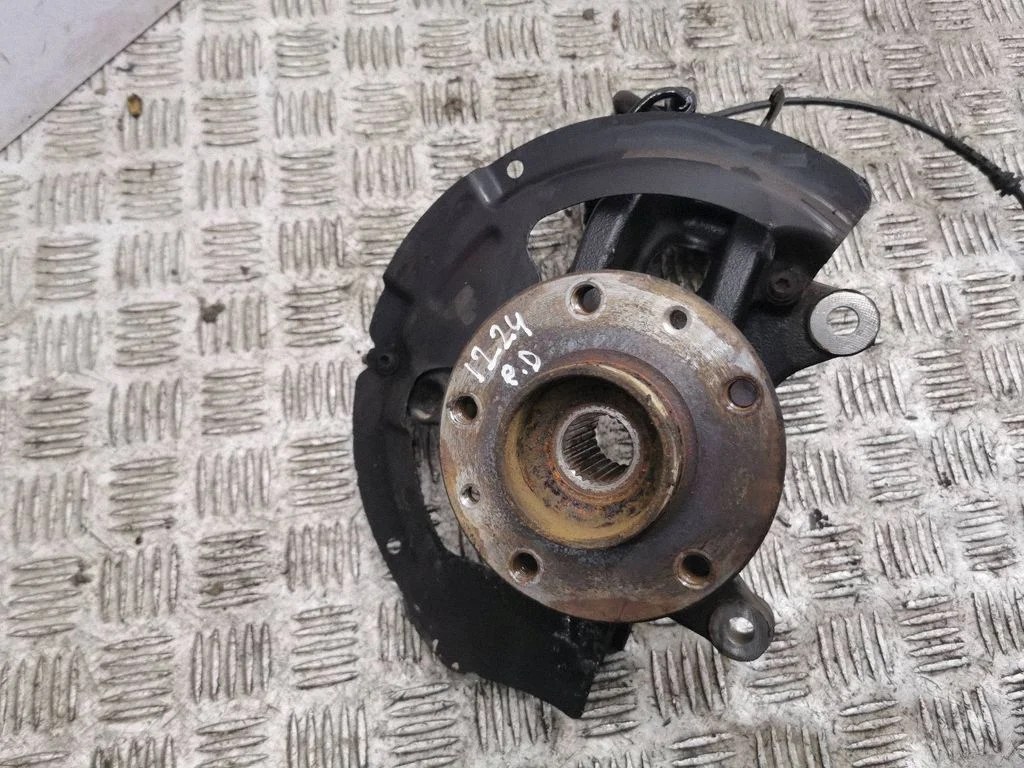Front wheel hub – right