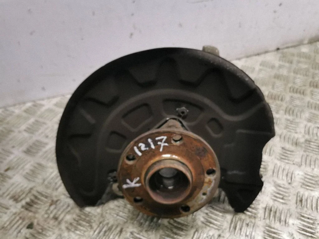 Front wheel hub – left