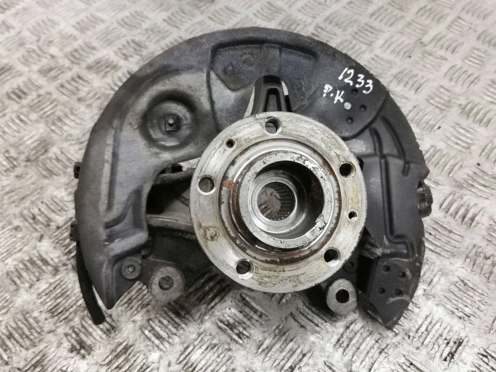 Front wheel hub – left