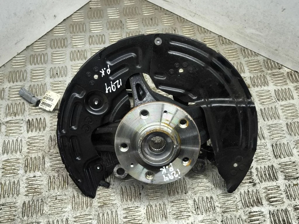 Front wheel hub – left