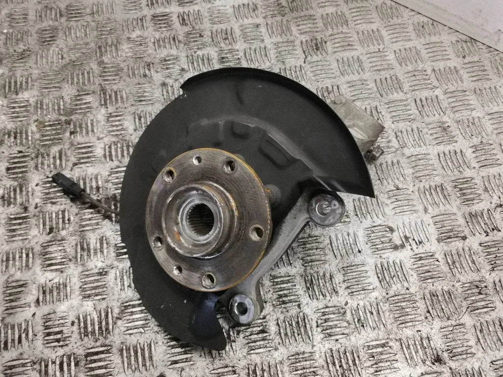 Front wheel hub – right