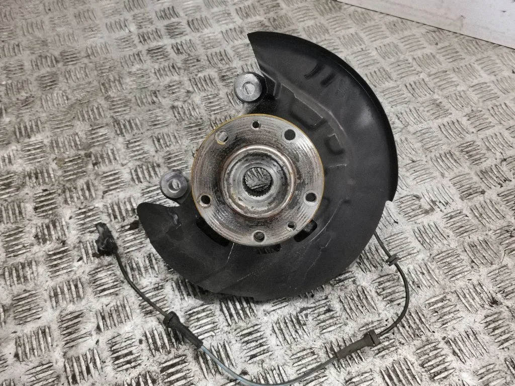 Front wheel hub – left