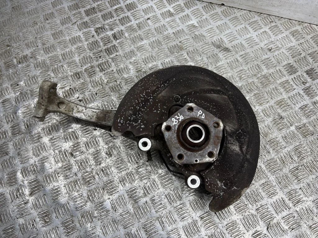 Front wheel hub – right