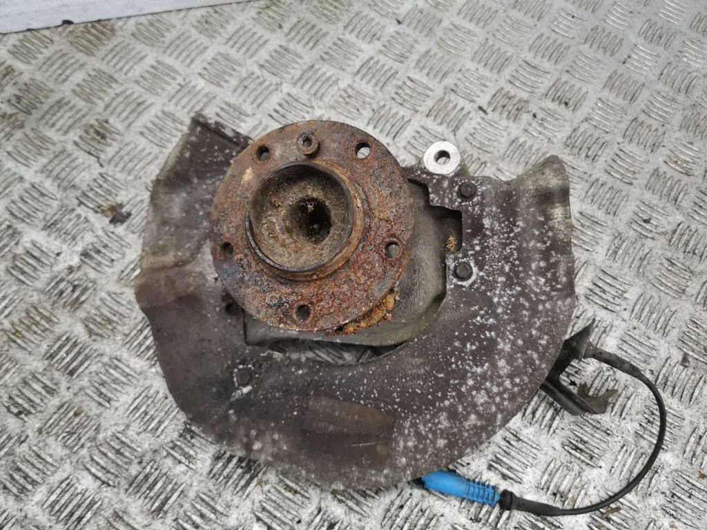 Front wheel hub – right