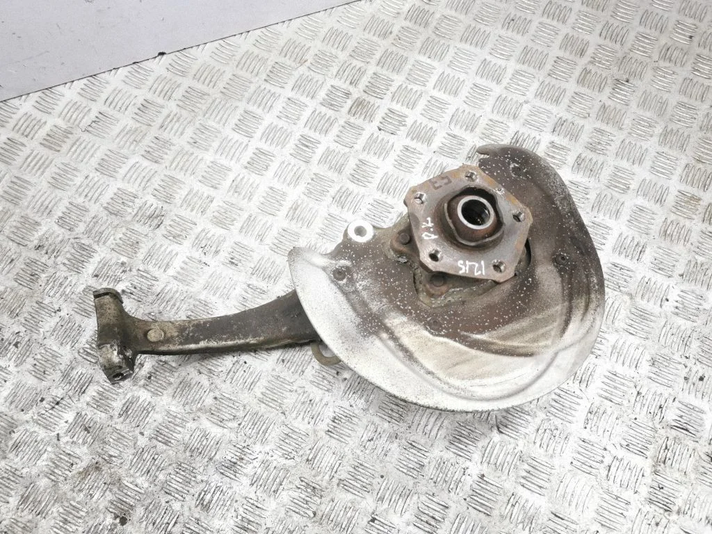 Front wheel hub – left