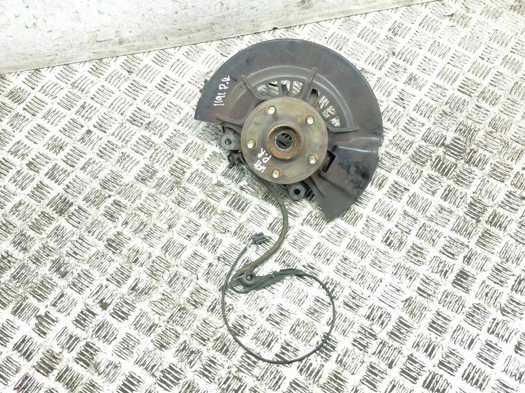 Front wheel hub – left
