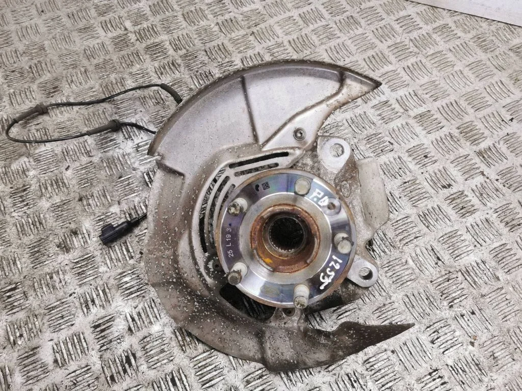 Front wheel hub – right