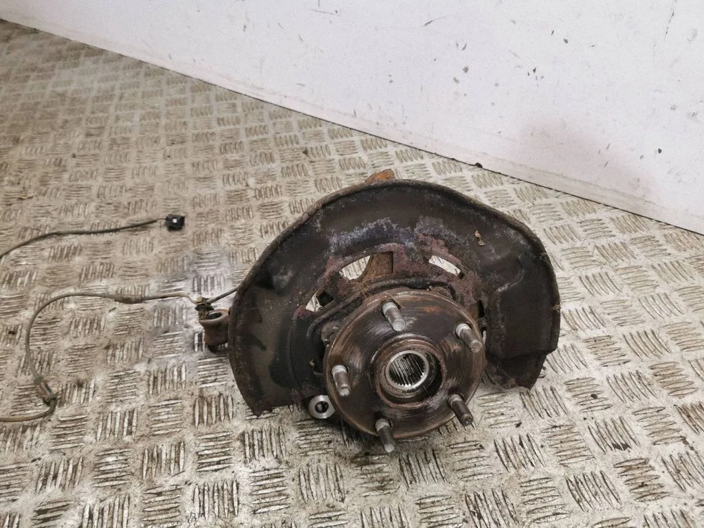 Front wheel hub – left