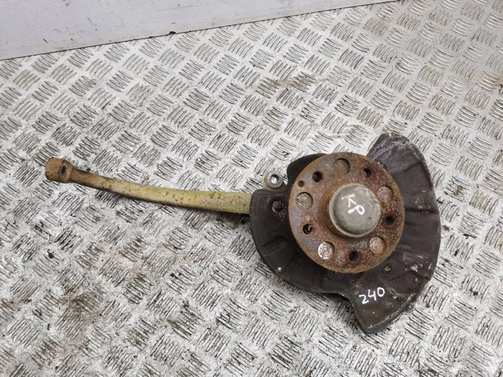 Front wheel hub – left