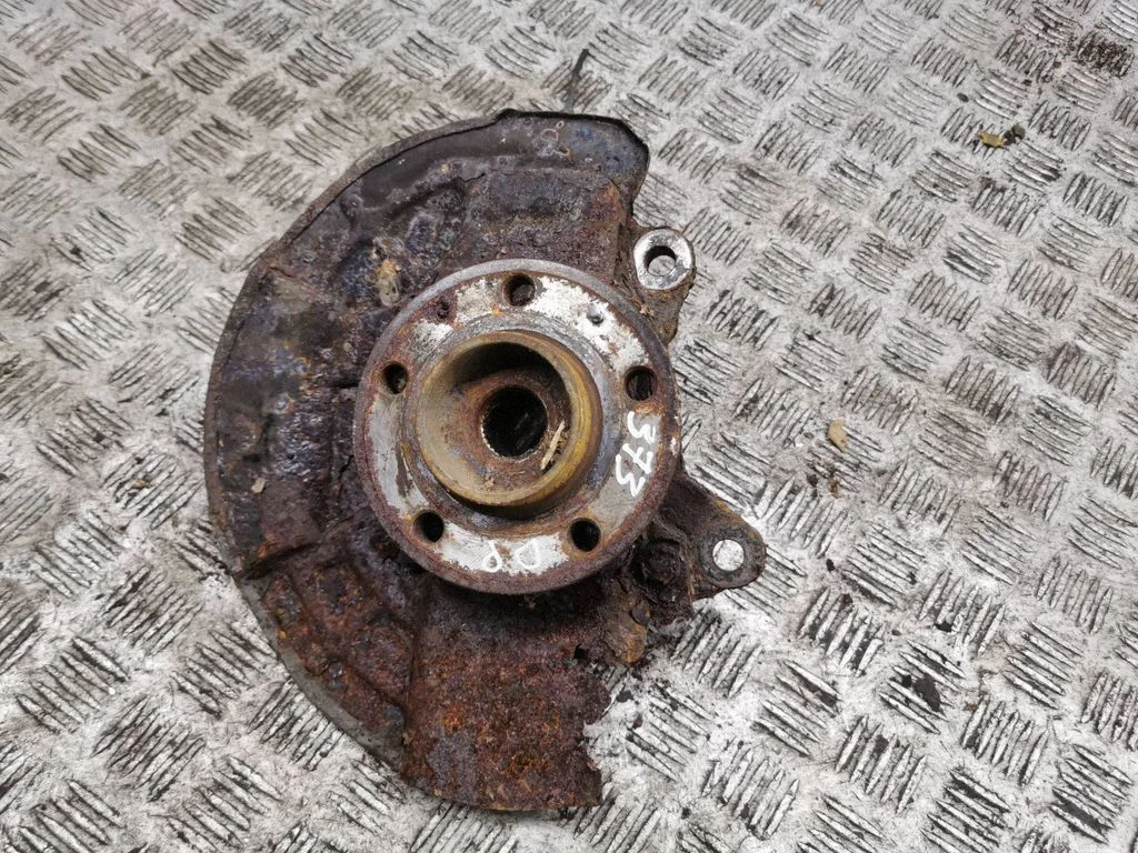 Front wheel hub – right