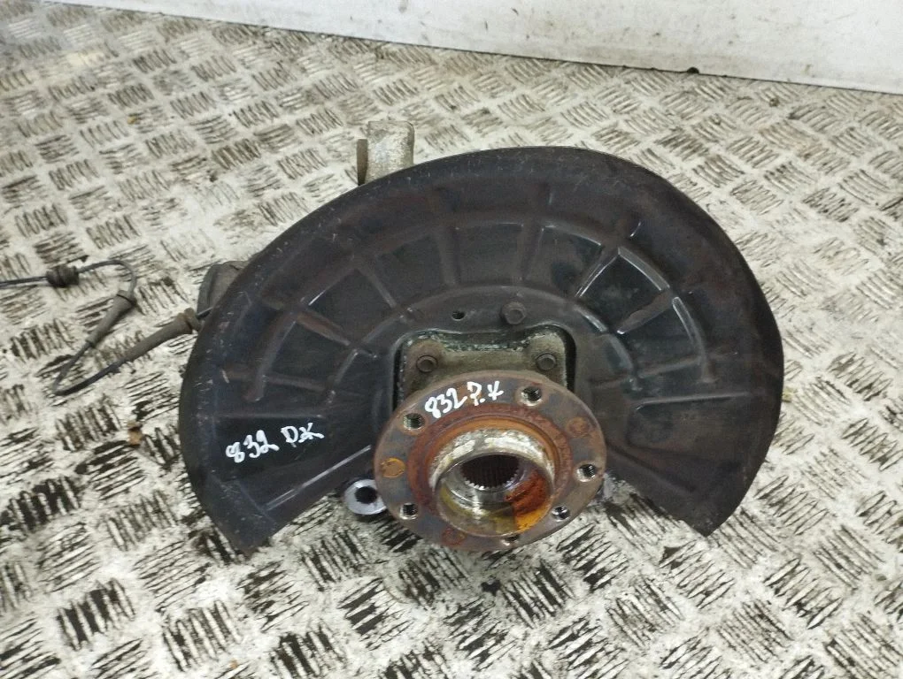 Front wheel hub – left
