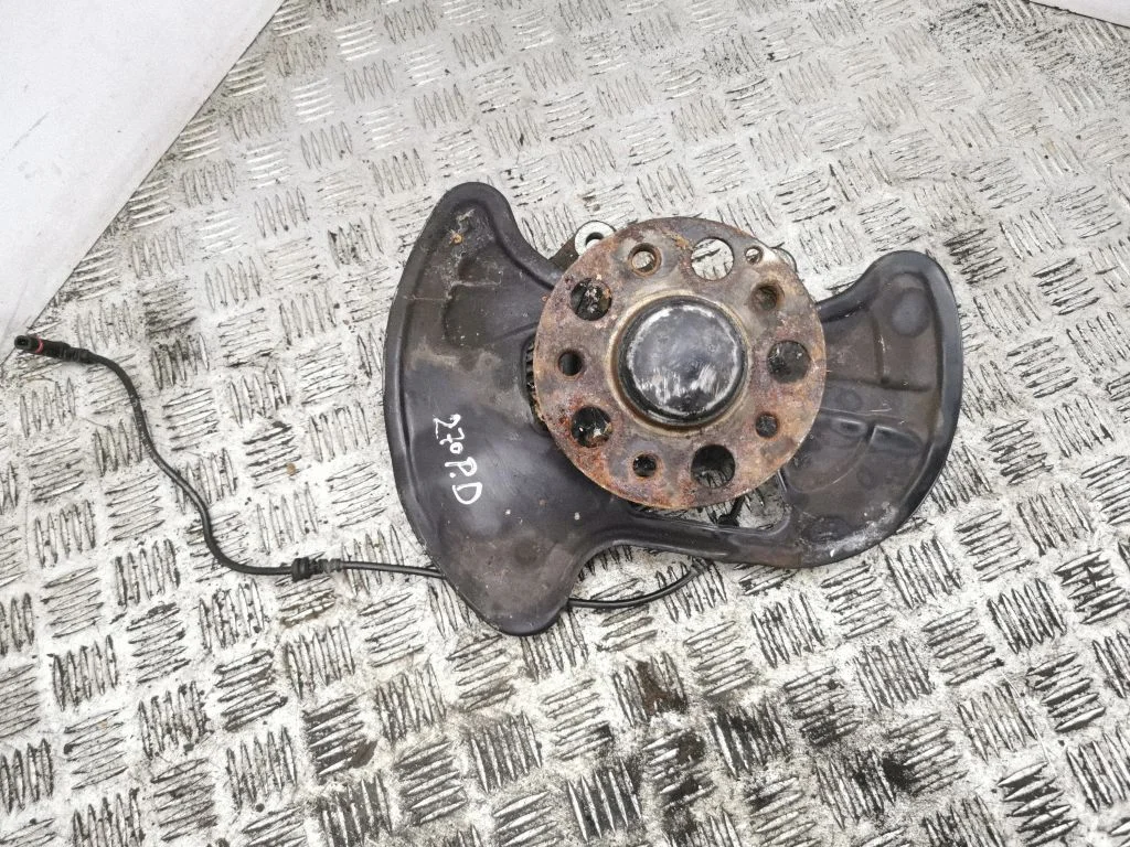 Front wheel hub – right