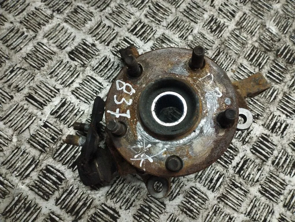 Front wheel hub – right