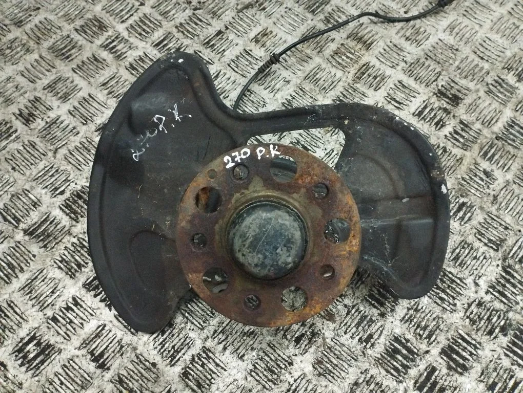 Front wheel hub – left