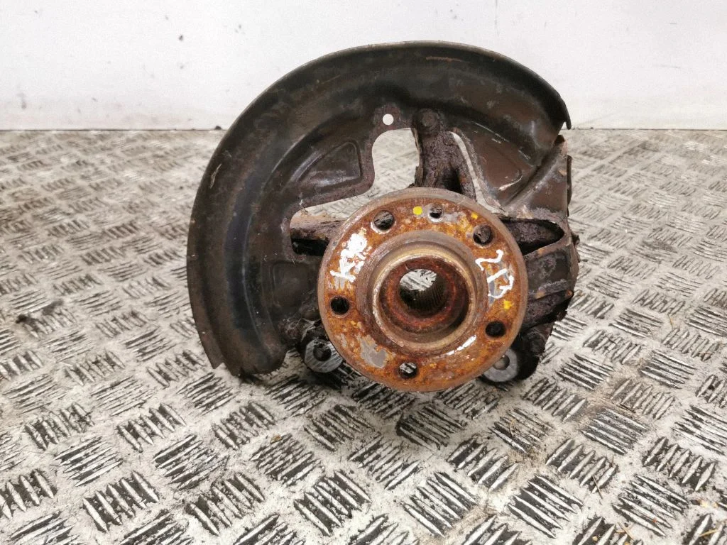 Front wheel hub – left