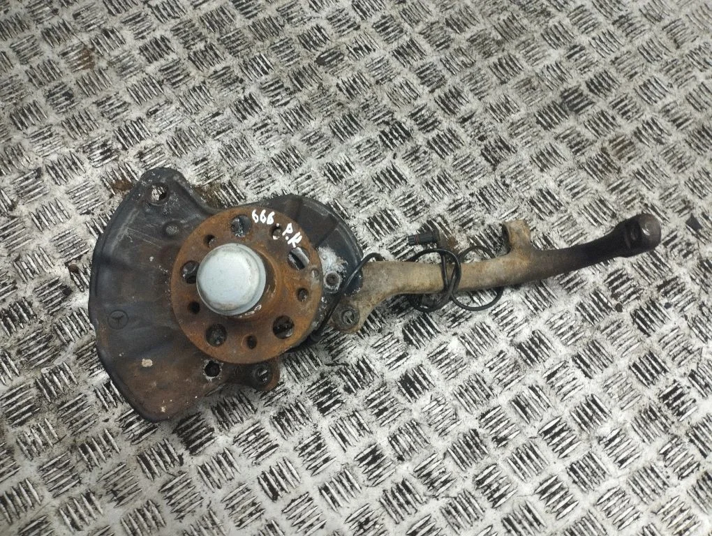 Front wheel hub – left