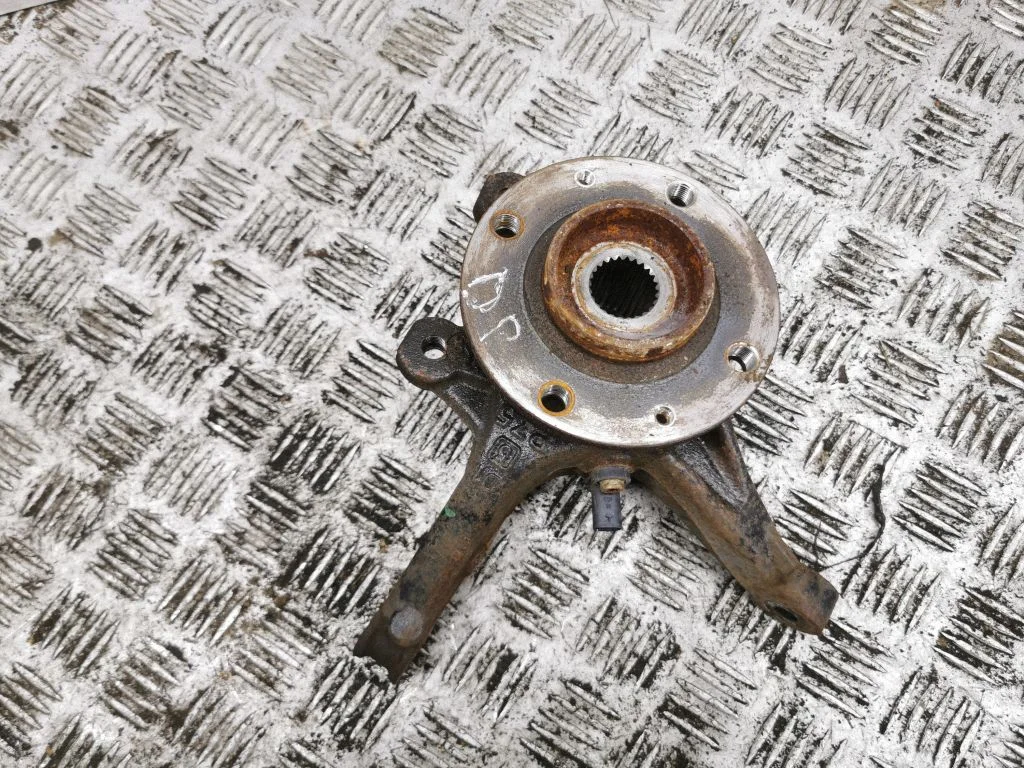 Front wheel hub – right