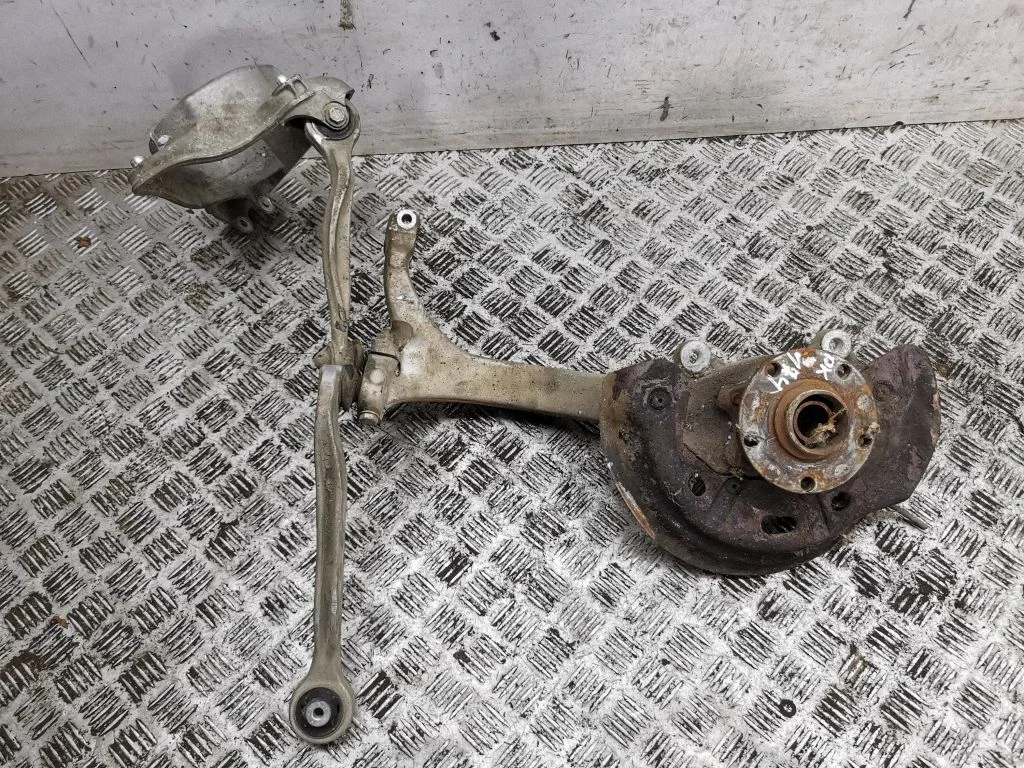 Front wheel hub – left
