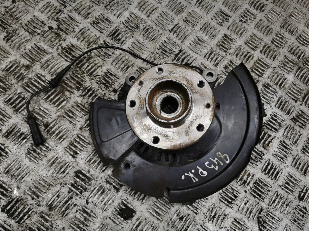 Front wheel hub – left