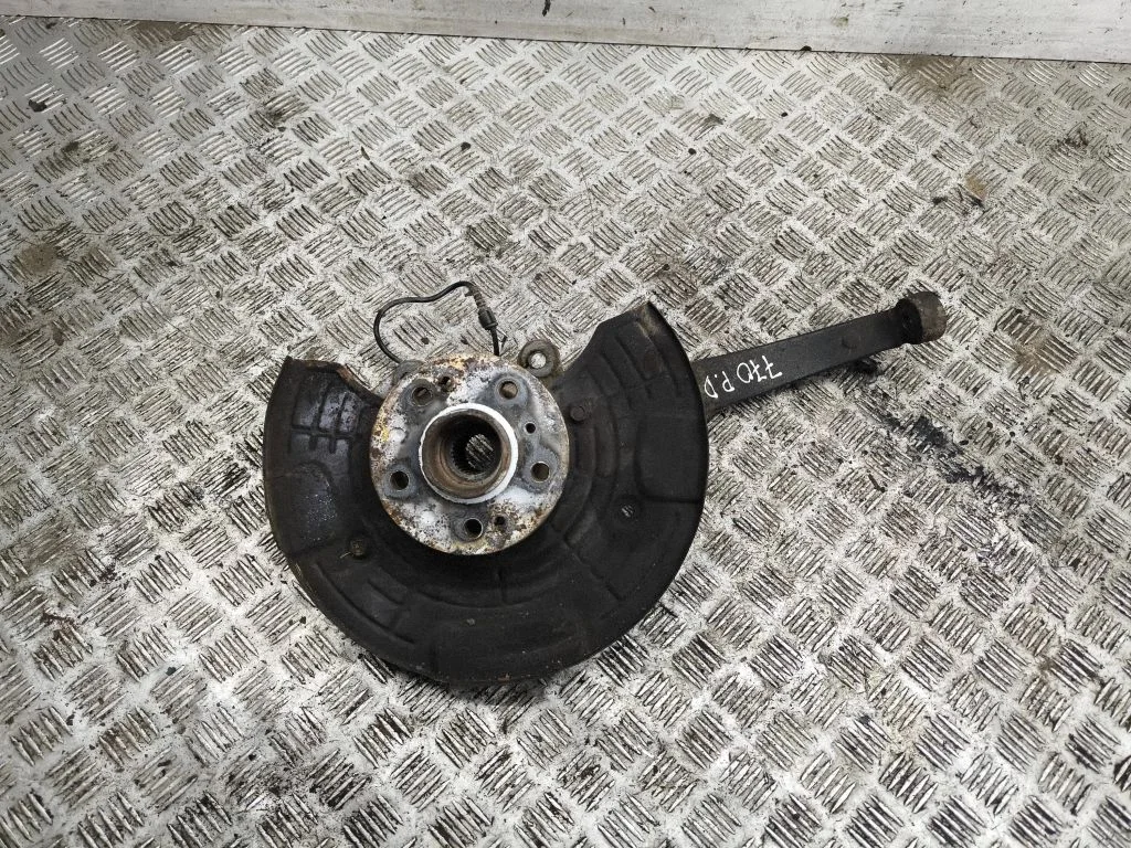 Front wheel hub – right
