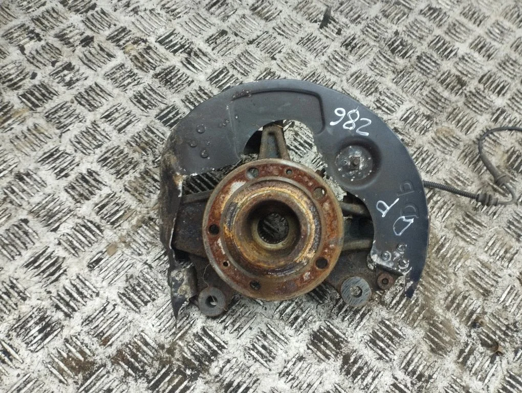 Front wheel hub – right