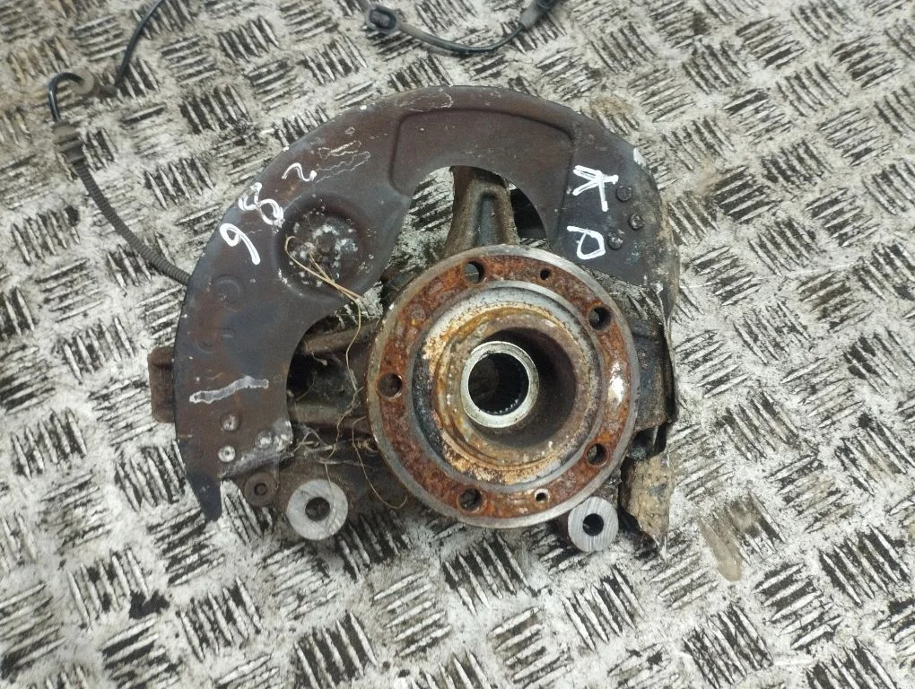 Front wheel hub – left