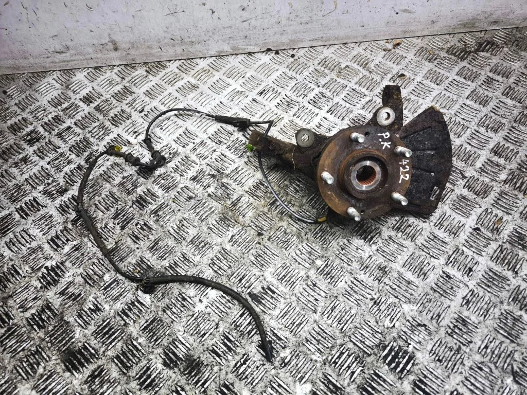 Front wheel hub – left